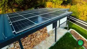 solárne panely na streche veľkej gardeon stavby