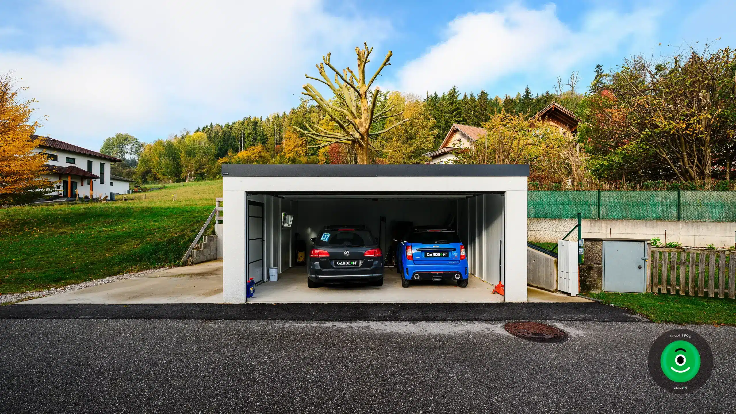 dve autá parkujúce v širokej garáži