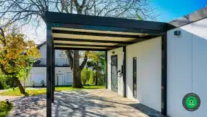 prístrešok pri zadnom vchode garáže