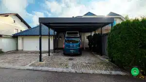 prístrešok pre auto pri rodinnom dome