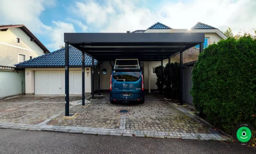 prístrešok pre auto pri rodinnom dome
