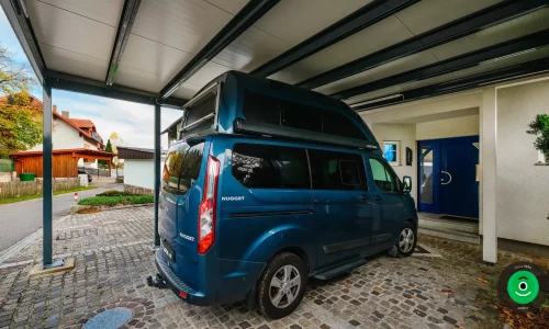 auto pod prístreškom pred vchodovými dverami