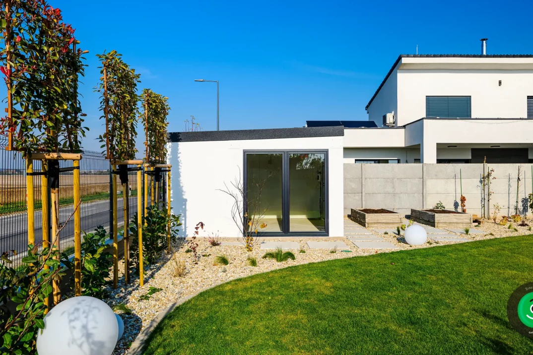 malebný záhradný domček s veľkými oknami