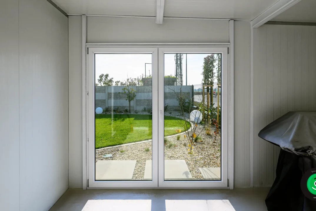 dve veľké okná na záhradnom domčeku