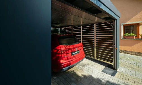 Prístrešok pre osobné auto s kovovou výplňou zboku
