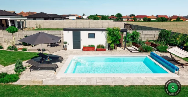 Elegantný záhradný domček s prístreškom vedľa bazéna