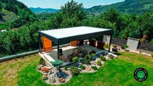 Pergola s tieniacou v&yacute;plňou a poseden&iacute;m