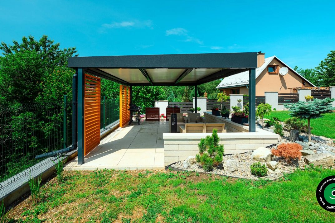 Záhradná pergola s tienením a posedením.