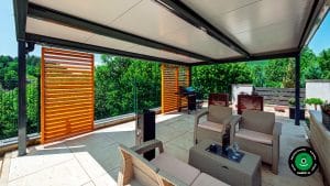 Pergola s bočn&yacute;m tienen&iacute;m a poseden&iacute;m pre host&iacute;