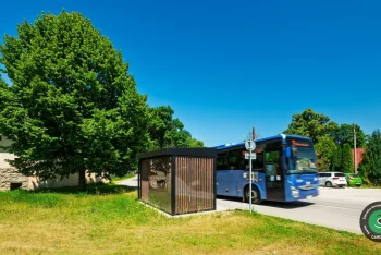 Autobusová zastávka GARDEON osadená pri chodníku