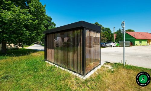 Funkčný prístrešok vo forme zástavky s lavičkou.