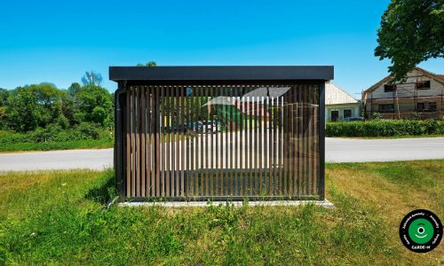 Prístrešok vo forme zástavky umiestnený pri chodníku.