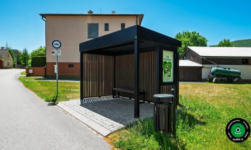 Prístrešok vo forme zástavky so strieškou a bočnými stenami.