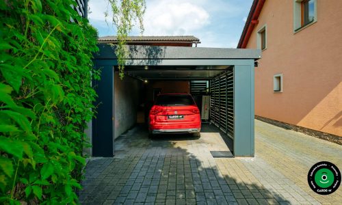 Prístrešok pre jedno auto s garážovou bránou a kovovou bočnou výplňou