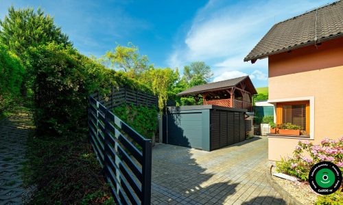 Prístrešok s uzatváracou bránou a kovovou bočnou časťou