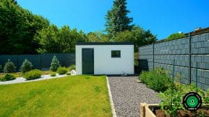 Biela stavba, ktor&aacute; lad&iacute; s upraven&yacute;m tr&aacute;vnikom.