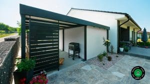 Oddychové miesto vo vnútri prístrešku pri domčeku