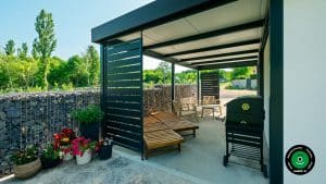 Posedenie vo vn&uacute;tri kryt&eacute;ho pr&iacute;stre&scaron;ku vedľa domčeka