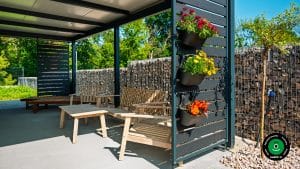 Miesto na relax pod pr&iacute;stre&scaron;kom pri z&aacute;hradnom domčeku