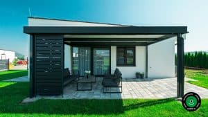Pergola na terase vedľa rodinn&eacute;ho domu
