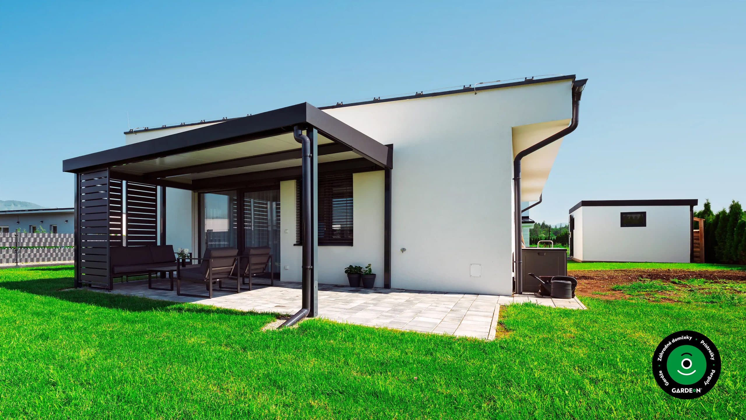 Prestrešená terasa pergolou