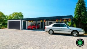 Atypická garážová stavba s priestranným prístreškom pre štyri vozidlá.