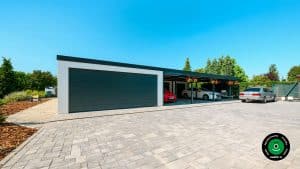 Moderná dvojgaráž so širokým prístreškom.