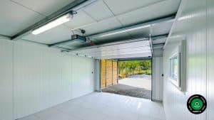 Nezariaden&yacute; vn&uacute;torn&yacute; priestor gar&aacute;že s čist&yacute;mi stenami a podlahou.