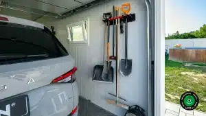 Z&aacute;vesn&yacute; syst&eacute;m nain&scaron;talovan&yacute; na stene gar&aacute;že pre jedno auto.