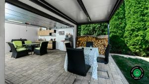 Modern&yacute; domček s pultovou strechou a letnou kuchynkou vo vn&uacute;tri.