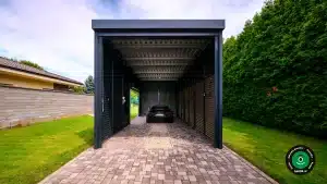 Modern&yacute; pr&iacute;stre&scaron;ok s čiernym autom zaparkovan&yacute;m vo vn&uacute;tri.