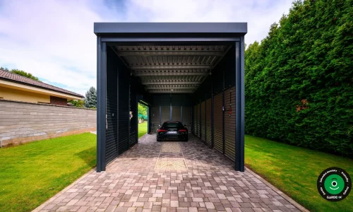 Moderný prístrešok s čiernym autom zaparkovaným vo vnútri.