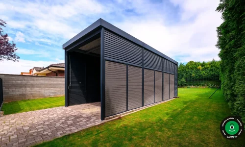 Uzavretý kovový prístrešok s lamelovými stenami na záhrade.