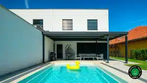 Moderná pergola pri bazéne s nafukovacou kačkou.