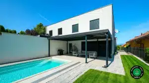 Elegantn&aacute; pergola s baz&eacute;nom a udržiavan&yacute;m tr&aacute;vnikom.