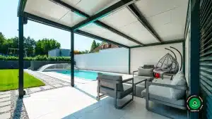 Moderná terasa s výhľadom na bazén a záhradu.