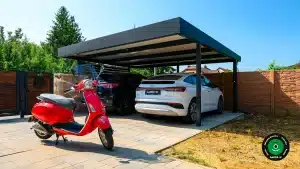 Čierny pr&iacute;stre&scaron;ok pre dve aut&aacute; s kontrastnou tehlovou stenou a oploten&iacute;m.