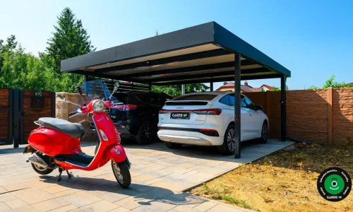 Čierny prístrešok pre dve autá s kontrastnou tehlovou stenou a oplotením.