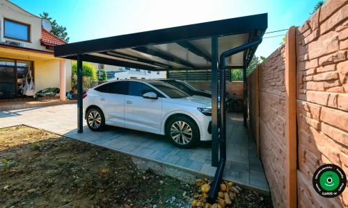 Minimalistický prístrešok pre dve autá pri rodinnom dome.