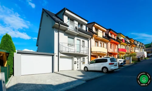 moderný prístrešok pri rodinnom dome