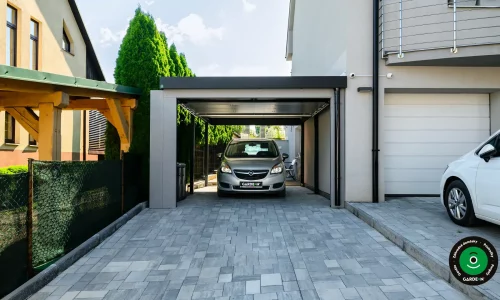 auto zaparkované v prístrešku pri dome