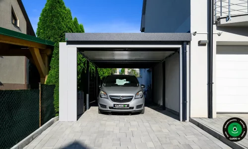 kovový prístrešok s garážovou bránou