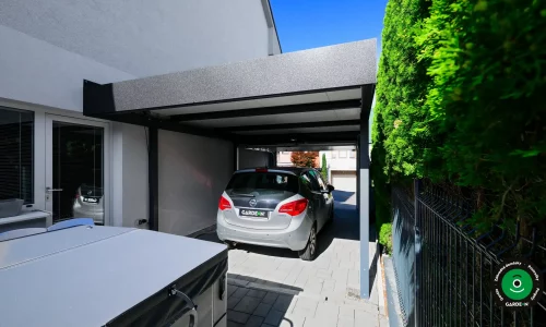 moderný dom s prístreškom pre auto