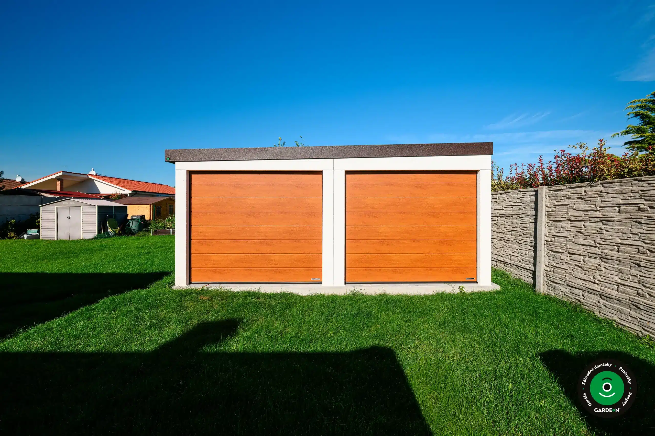 Moderná dvojgaráž s drevenými sekčnými bránami