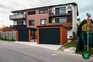 Gar&aacute;ž pre jedno auto s pr&iacute;stre&scaron;kom a integrovanou gar&aacute;žovou br&aacute;nou