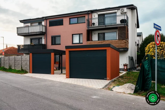 Garáž pre jedno auto s prístreškom a integrovanou garážovou bránou