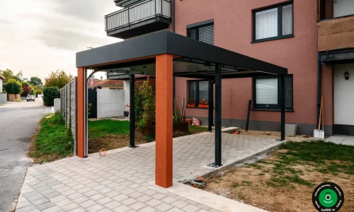 Prístrešok s garážovou bránou v modernom praktickom prevedení