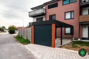 Krytý prístrešok s pevnou konštrukciou a integrovanou bránou