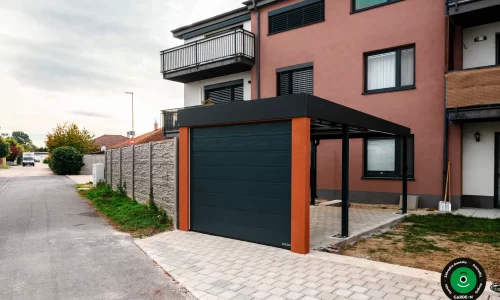 Krytý prístrešok s pevnou konštrukciou a integrovanou bránou