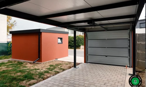 Parkovací prístrešok s uzatvárateľnou garážovou bránou a strechou